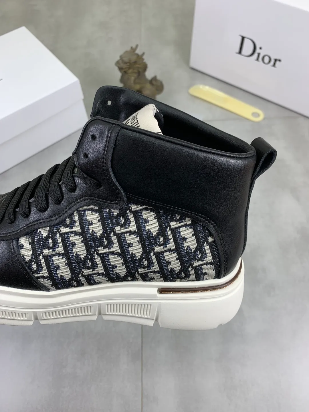 Men's Men's Shoes💰P420💰[New Style]🆘[Dior] Dior original lace-up high-top men's shoes Classic casual shoes 🔥This model is the official classic model with high quality and made by famous original designers. It is made of high-quality cowhide with original materials➕Comfortable and breathable mesh lining➕Pigskin insole. The perfect last shape and generous and fashionable design have attracted many consumers. Suitable for drivers to drive🚗What you want is the highest quality in the market. Color: 2️⃣Code number: 38--44